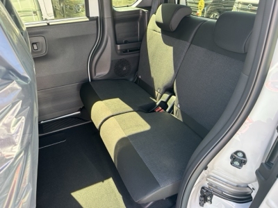 新型N-BOX(ホンダ)届出済未使用車 後席内装
