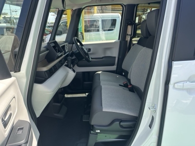 新型N-BOX(ホンダ)届出済未使用車 前席内装