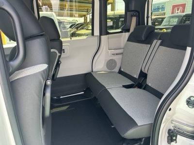 新型N-BOX(ホンダ)届出済未使用車 後席内装