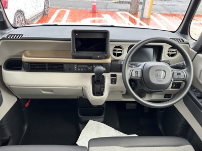 新型N-BOX(ホンダ)届出済未使用車 後席から見た前席