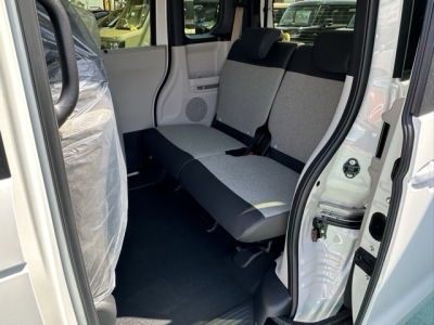 新型N-BOX(ホンダ)届出済未使用車 後席内装