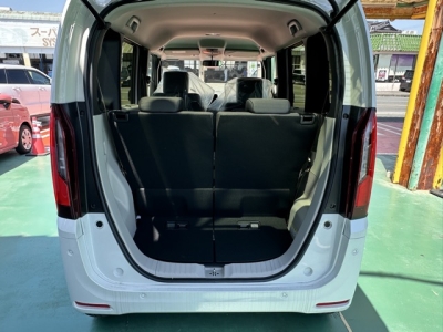 新型N-BOX(ホンダ)届出済未使用車 後席から見た前席