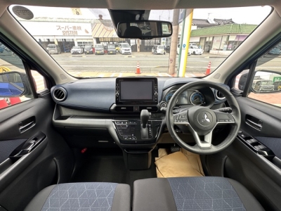 eKクロス(三菱)中古車 後席から見た前席