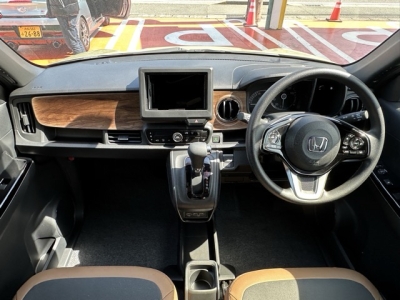 N-ONE(ホンダ)届出済未使用車 後席から見た前席