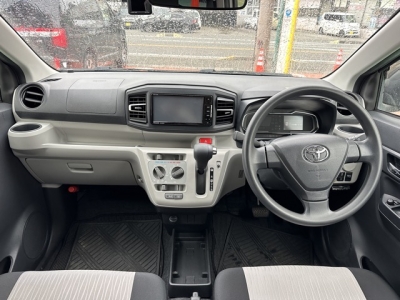 ミライースのOEM(ダイハツ)中古車 後席から見た前席