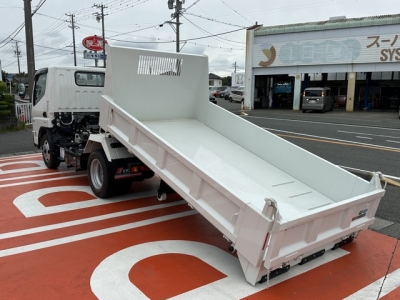 キャンター(三菱)登録済未使用車 後方