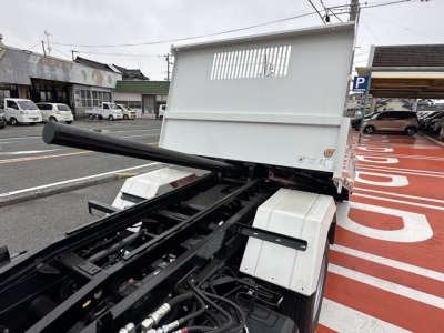 キャンター(三菱)登録済未使用車 後席から見た前席