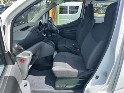 NV200バネットバン(ニッサン)レンタＵＰ 前席内装