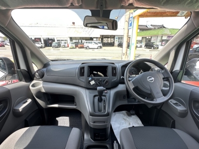 NV200バネットバン(ニッサン)レンタＵＰ 後席から見た前席