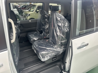 セレナ(ニッサン)登録済未使用車 後席内装