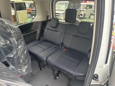 セレナ(ニッサン)登録済未使用車 後席から見た前席