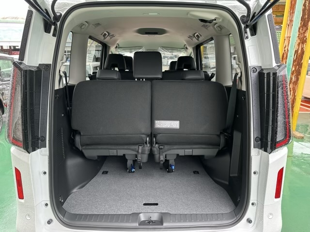 セレナ(ニッサン)登録済未使用車 9