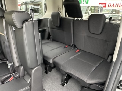 セレナ(ニッサン)登録済未使用車 後席から見た前席
