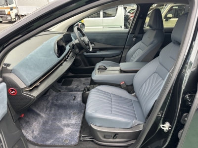 アリア(ニッサン)中古車 前席内装