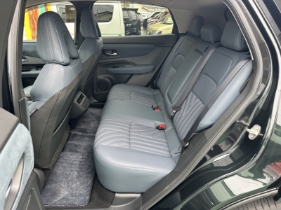 アリア(ニッサン)中古車 後席内装