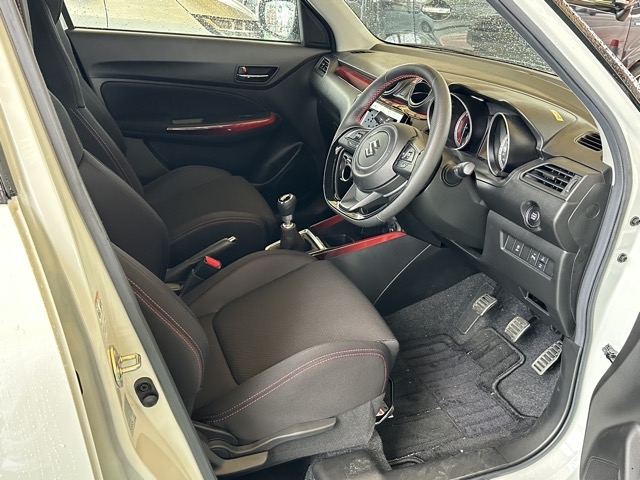 スイフト(スズキ)中古車 13