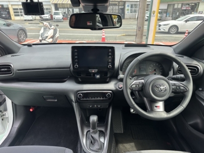 GRヤリス(トヨタ)中古車 後席から見た前席