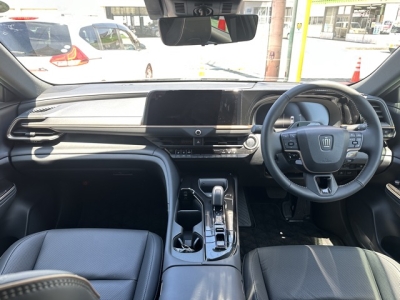 クラウンスポーツ(トヨタ)中古車 後席から見た前席