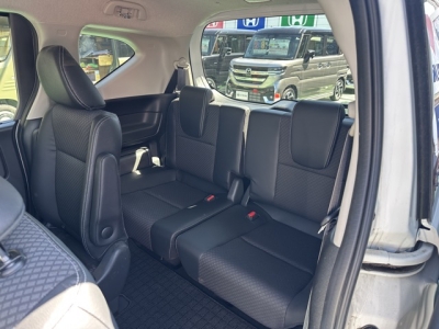 フリード(ホンダ)中古車 後席から見た前席