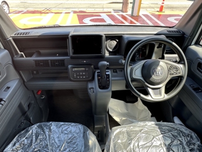 N-VAN(ホンダ)届出済未使用車 後席から見た前席