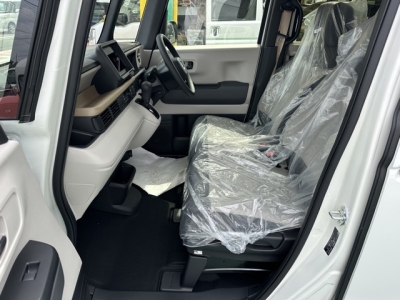 新型N-BOX(ホンダ)届出済未使用車 前席内装