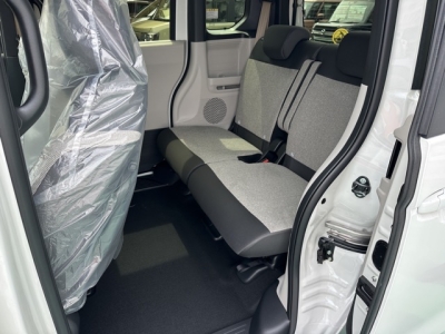 新型N-BOX(ホンダ)届出済未使用車 後席内装