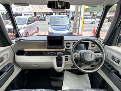 新型N-BOX(ホンダ)届出済未使用車 後席から見た前席