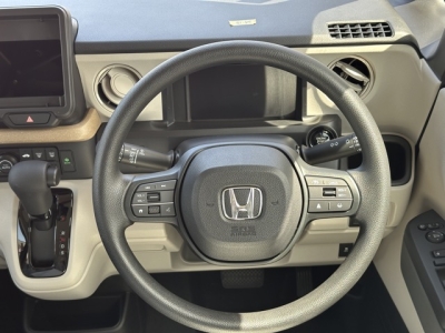 新型N-BOX(ホンダ)届出済未使用車 後席から見た前席