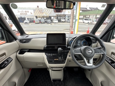 新型ルークス(ニッサン)中古車 後席から見た前席
