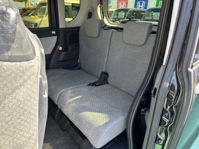 タント(ダイハツ)届出済未使用車 後席から見た前席