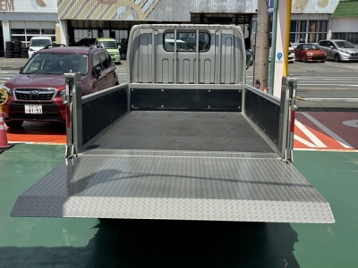 キャンター(三菱)登録済未使用車 後席内装