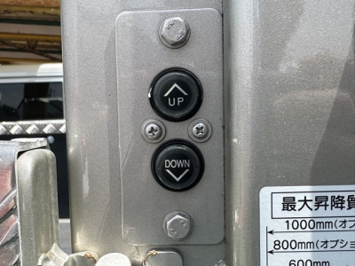 キャンター(三菱)登録済未使用車 後席から見た前席