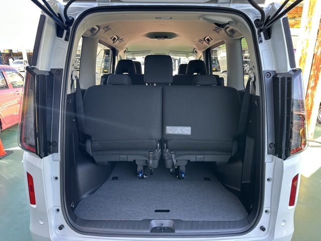 セレナ(ニッサン)登録済未使用車 10