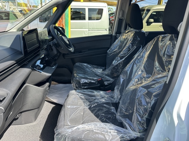 セレナ(ニッサン)登録済未使用車 2