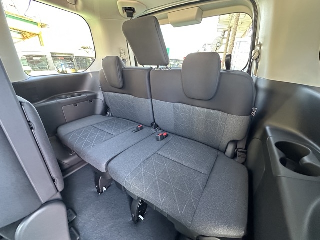 セレナ(ニッサン)登録済未使用車 4