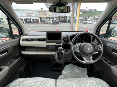 N-WGN(ホンダ)届出済未使用車 後席から見た前席