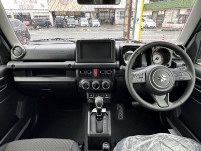 ジムニー(スズキ)届出済未使用車 後席から見た前席