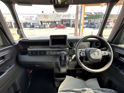 新型N-BOX(ホンダ)届出済未使用車 後席から見た前席