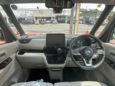新型ルークス(ニッサン)中古車 後席から見た前席
