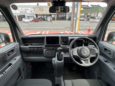 N-VAN(ホンダ)中古車 後席から見た前席