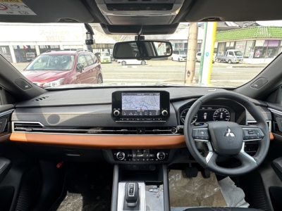 アウトランダーPHEV(三菱)レンタＵＰ 内外装写真