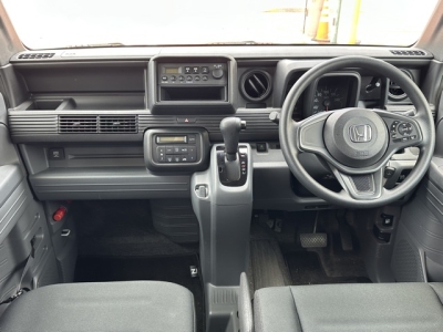 N-VAN(ホンダ)中古車 後席から見た前席