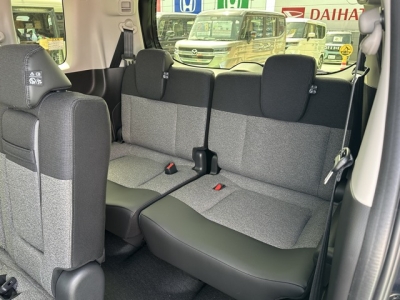 新型フリード(ホンダ)登録済未使用車 後席から見た前席