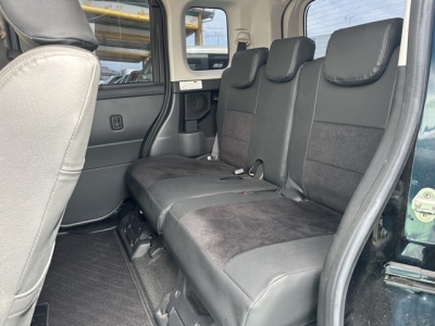タンク(トヨタ)中古車 後席内装