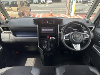 タンク(トヨタ)中古車 後席から見た前席