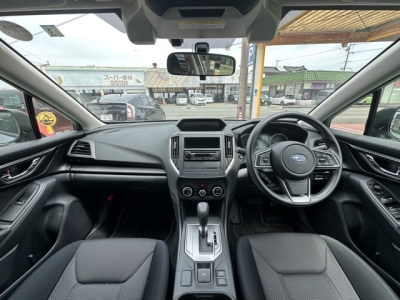 インプレッサスポーツ(スバル)中古車 後席から見た前席