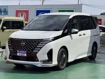 セレナ(ニッサン)登録済未使用車 前方