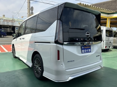 セレナ(ニッサン)登録済未使用車 後方