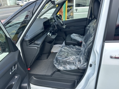 セレナ(ニッサン)登録済未使用車 前席内装