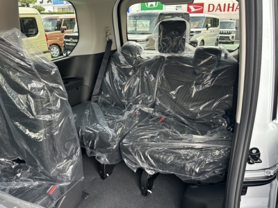 セレナ(ニッサン)登録済未使用車 後席から見た前席